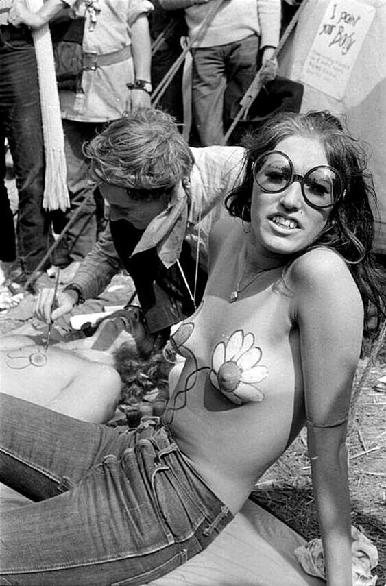 Женщина с цветами на груди на фестивале на острове Уайт, 1970 год