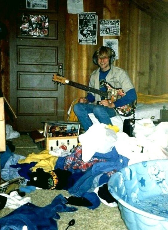 18-летний Курт Кобейн играет на гитаре в своей спальне в Абердине, штат Вашингтон. 1985 год