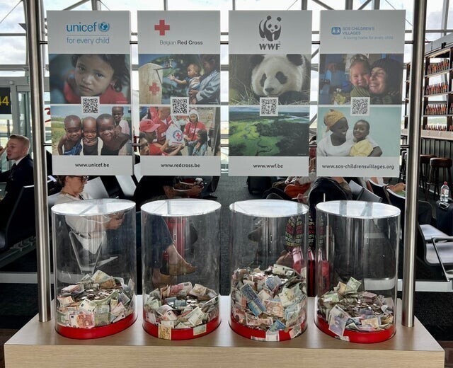 В благотворительном контейнере для помощи животным в терминале аэропорта в два раза больше денег, чем в любом из благотворительных контейнеров для людей