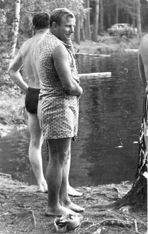 Юрий Гагарин в халате на отдыхе у реки
