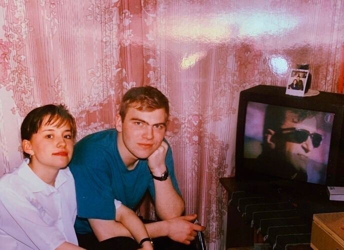 13. Долгожданная покупка. Молодые люди фотографируются со своим первым телевизором, Россия, 1995 год