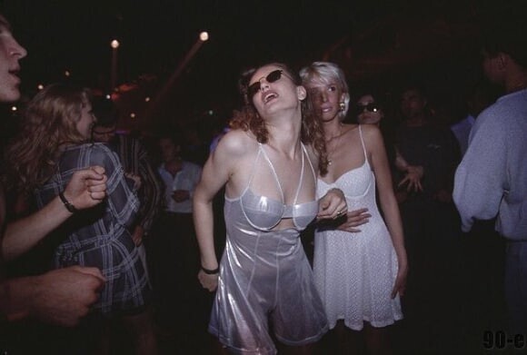 14. Девушки на дискотеке в ночном клубе «Титаник», Москва, 1995 год