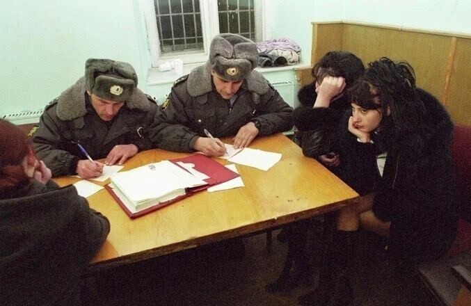 7. Работники милиции составляют административные протоколы на девушек, занимающихся проституцией, 1990-е