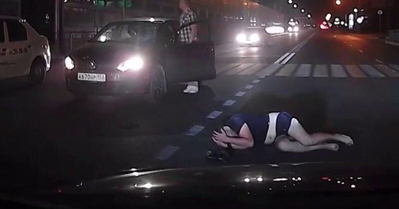На пешеходном переходе в Дзержинске мужчина бросился под колёса автомобиля