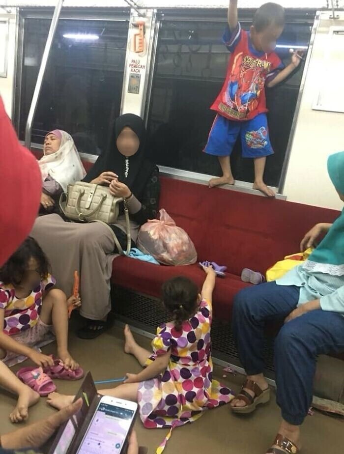 Родители не всегда учат детей тому, как вести себя в метро