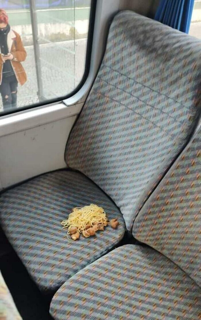 Кажется, кому-то из пассажиров автобуса не понравился завтрак