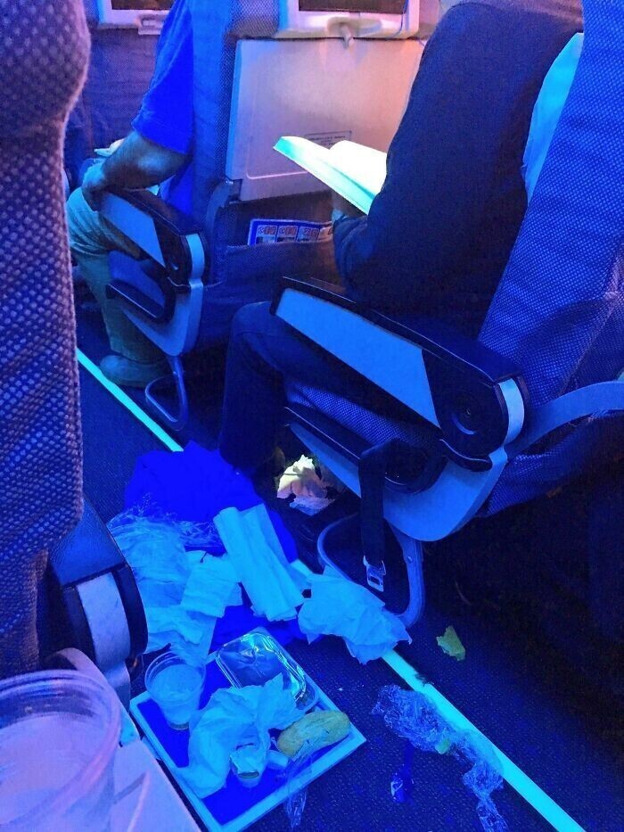 Иногда пассажиры в самолете складывают использованные подносы с обедом в проход