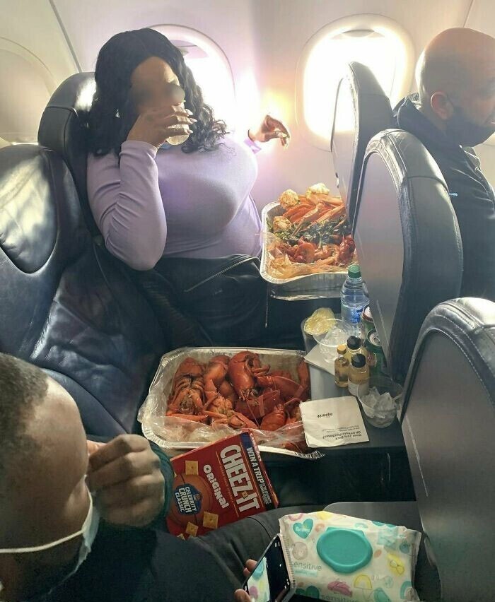 Кто-то обедает тем, что дают в самолете, а кто-то берет небольшой завтрак с собой