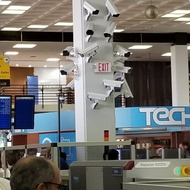 6. Система безопасности в аэропорту имени Джона Кеннеди похожа на арт-инсталляцию Бэнкси