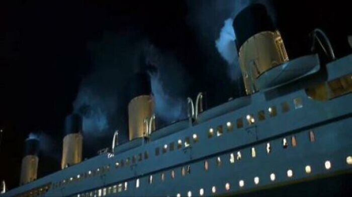 28. В "Титанике" видно, что все 4 трубы корабля выпускают пар. На самом деле четвертая была сделана "для красоты" и чтобы корабль казался больше