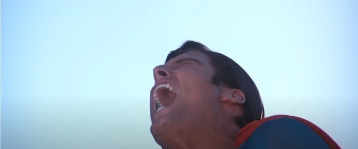 24. В фильме "Супермен"1978 года в сцене, где Супермен находит Лоис Лейн мертвой, Супермен кричит, и можно увидеть, что у него стоят пломбы. Даже он не защищен от кариеса