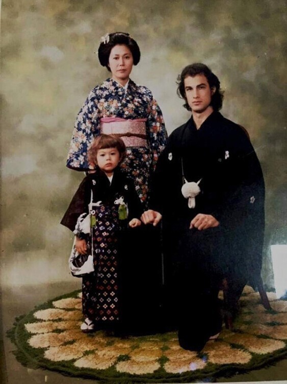 Стивен Сигал со своей первой женой Мияко Фудзитани и сыном Кентаро. 1980-е