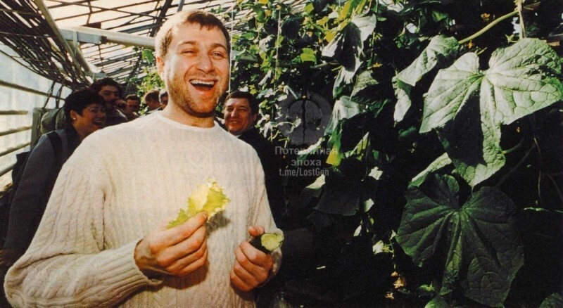 Роман Абрамович восторгается огурцами и зеленью чукотской теплицы, Анадырь, 1999 год