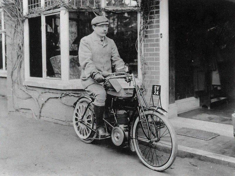 Автор Шерлока Холмса, Артур Конан Дойл, на мотоцикле, 1905 год