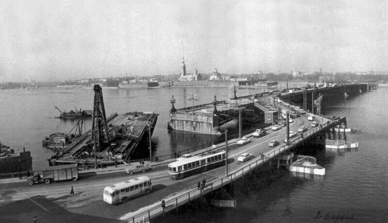 В 1966-1967 году в Ленинграде проводили реконструкцию Кировского моста (ныне - Троицкий). Проект был грандиозный, с возведением временного объездного моста