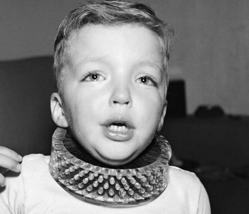 «Шейная щётка», сконструированная для очищения детской шеи во время игр. 1950 год. Видно, как «счастлив» ребёнок.
