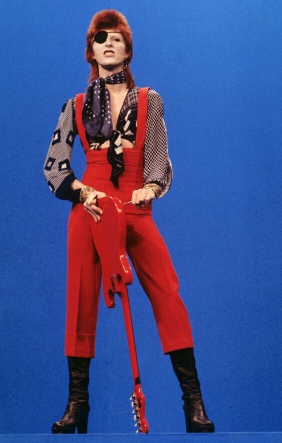 Дэвид Боуи выступал с пиратской повязкой на глазу. 1974 год
