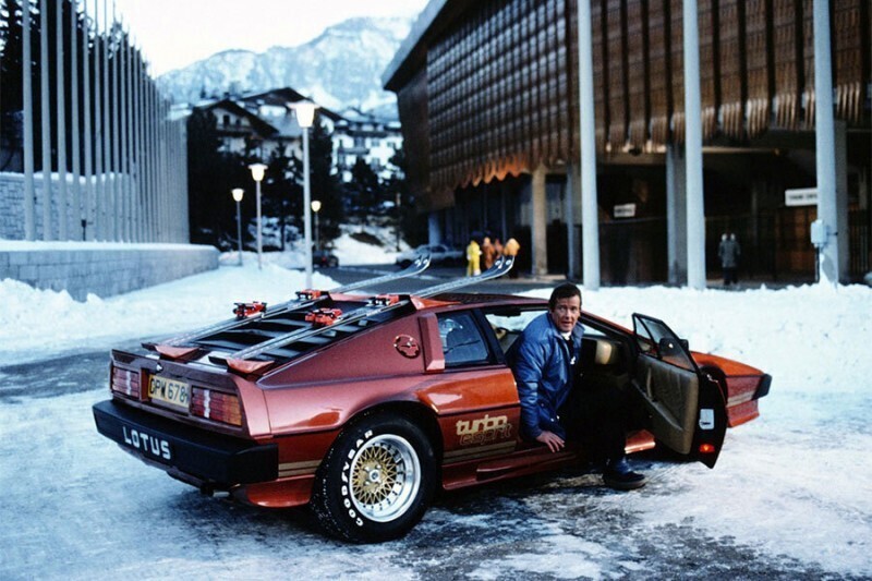 Роджер Мур в Lotus Esprit Turbo во время съемок фильма «Только для твоих глаз». 1981 год