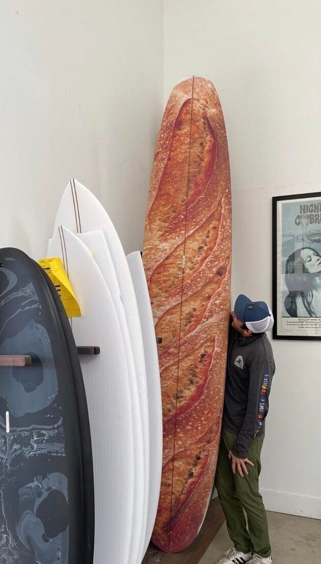 Доска для сёрфинга похожа на огромный багет