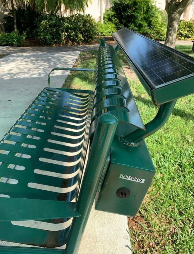У скамейки есть солнечная батарея для зарядки