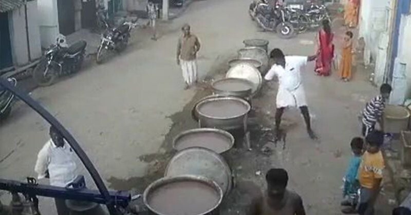 В Индии мужчина упал в кастрюлю с кипящей водой