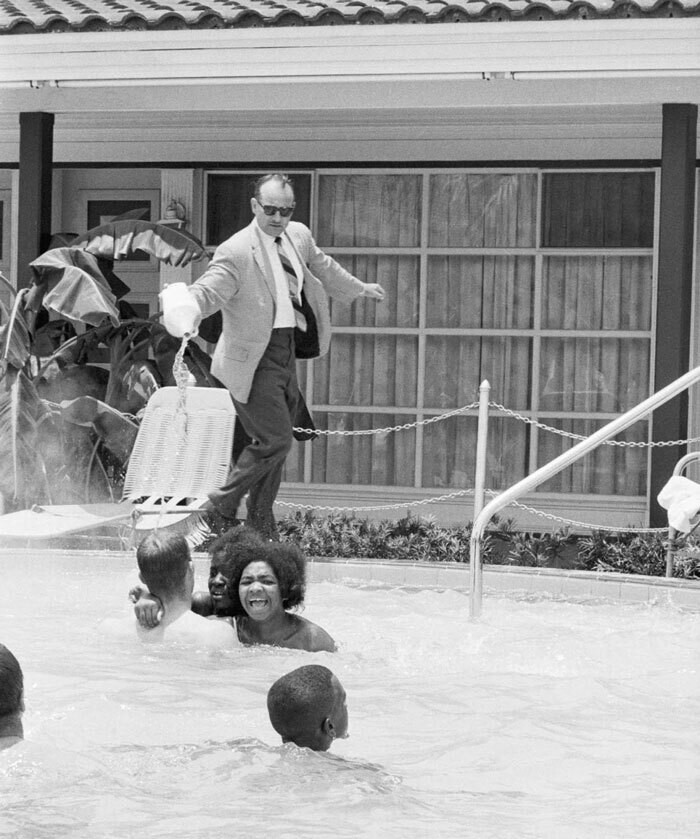 11. Менеджер мотеля Джеймс Брок выливает соляную кислоту в бассейн, чтобы выгнать из него чернокожих. 18 июня 1964 года