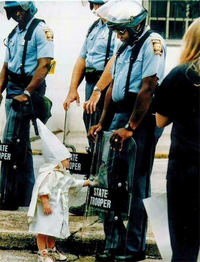 9. Встреча ребенка-куклуксклановца и темнокожего полицейского на собрании Ку-клукс-клана в Гейнсвилле, штат Джорджия