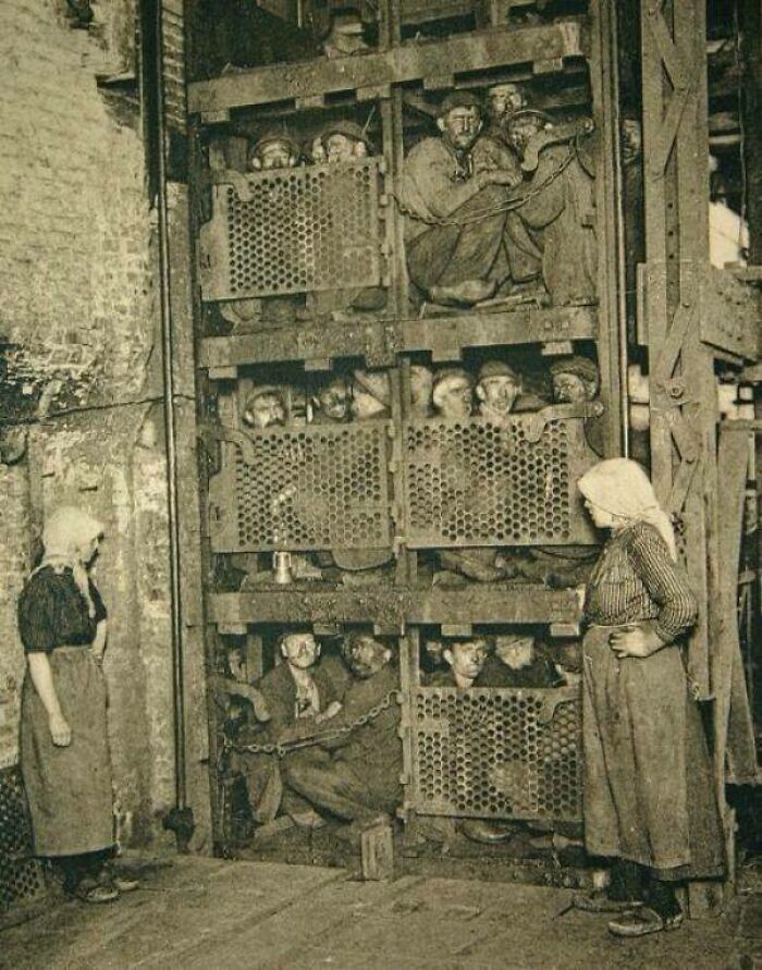 23. Шахтеры в Бельгии, забившиеся в лифт угольной шахты, поднимаются после рабочего дня, примерно 1900 год