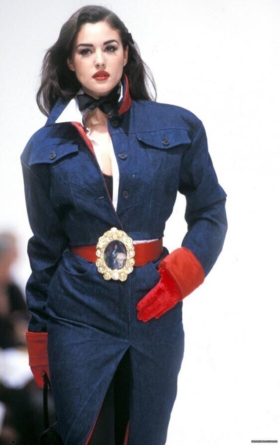 Моника Беллуччи на показе Dolce & Gabbana 1992 год