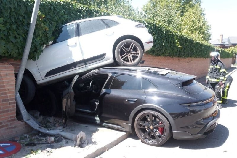 В Испании женщина за рулём Porsche Taycan подхватила и впечатала Macan в кирпичную стену