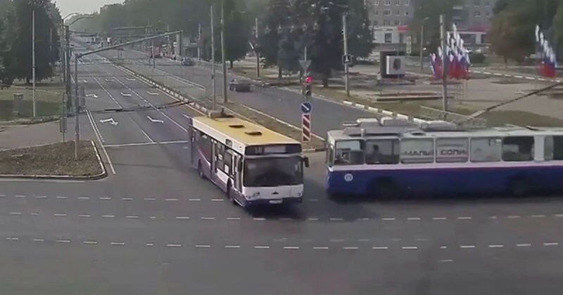 Авария дня. В Ярославле столкнулись автобус и троллейбус
