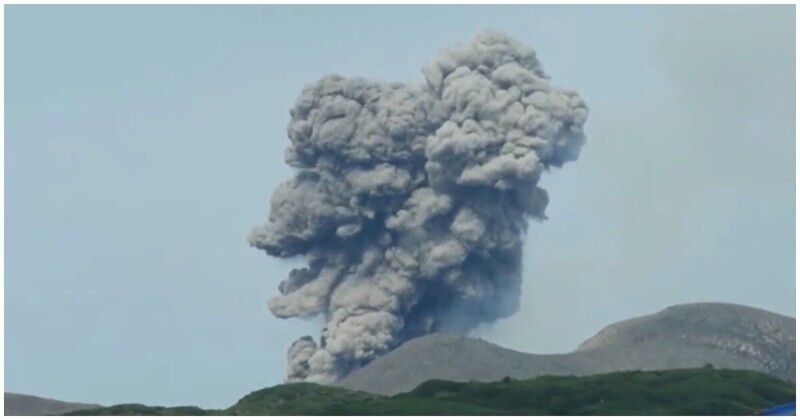 На Курилах школьная линейка прошла на фоне извержения вулкана