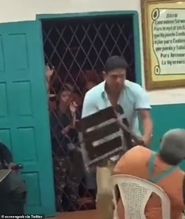 В Никарагуа "Анонимный алкоголик" огрел нарушителя трезвости стулом