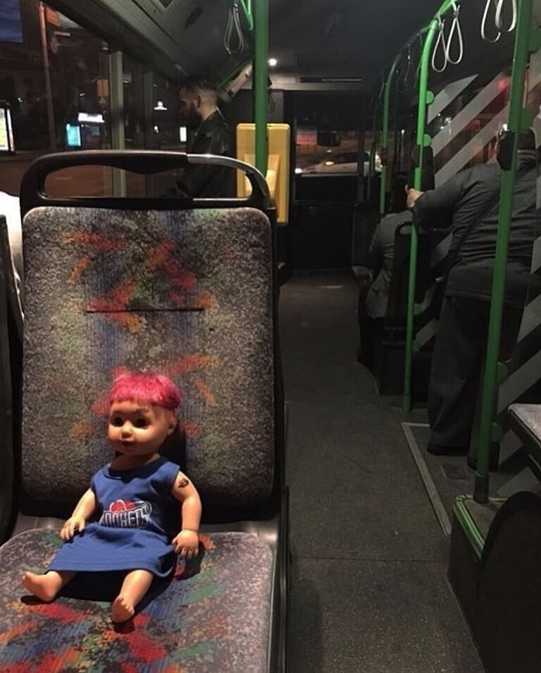 Какой-то ребёнок забыл эту жутковатую куклу в автобусе