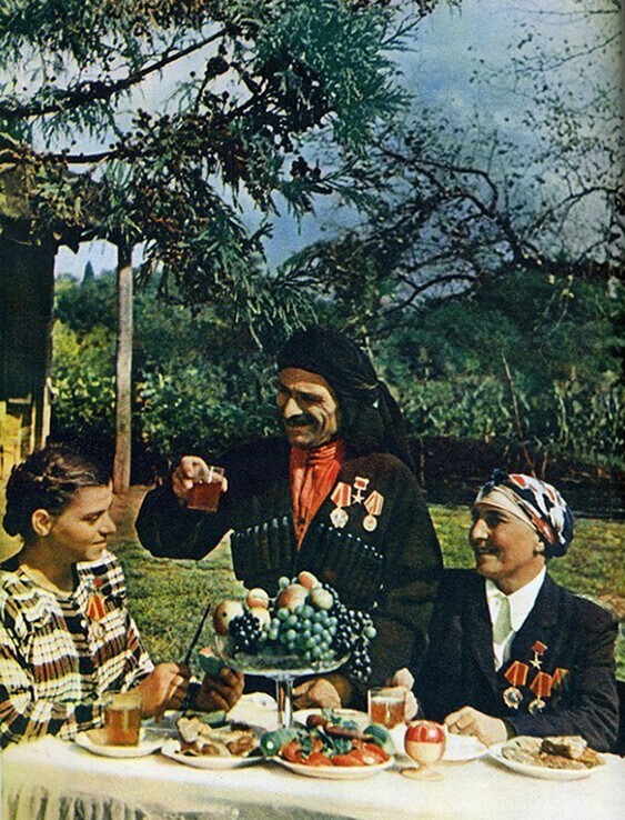 За столом собралась семья Героев Социалистического Труда Кадария (дочь, отец и мать) в колхозе им. Берия, Грузия, 1951 год