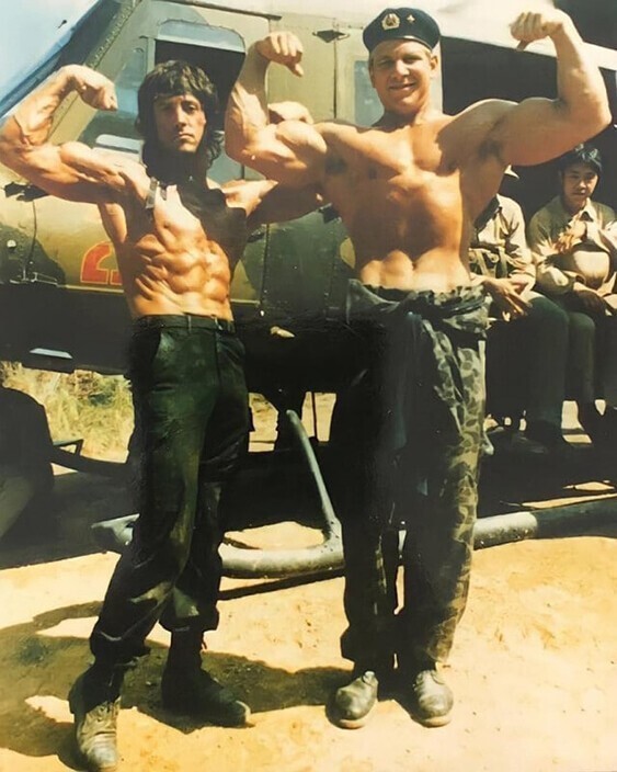 Рэмбо позирует для фото, с русским солдатом на съемках фильма. 1985 год