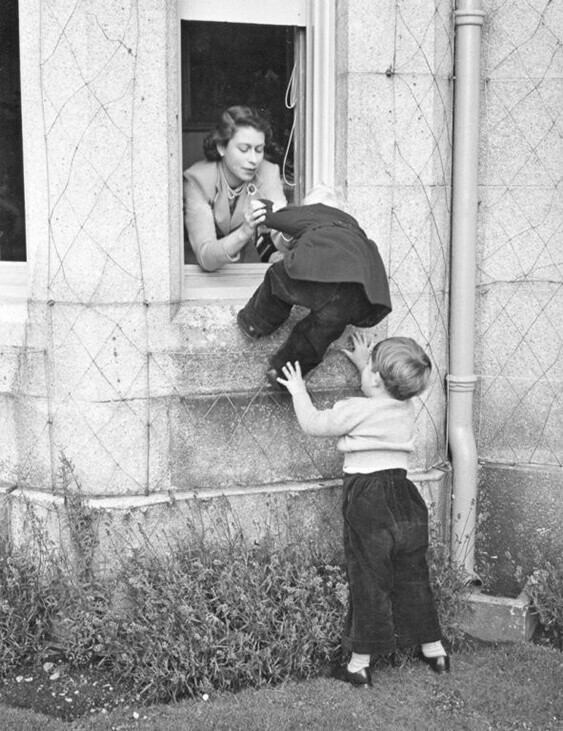 Королева Елизавета затаскивает принца Чарльза через окно, 1952 год