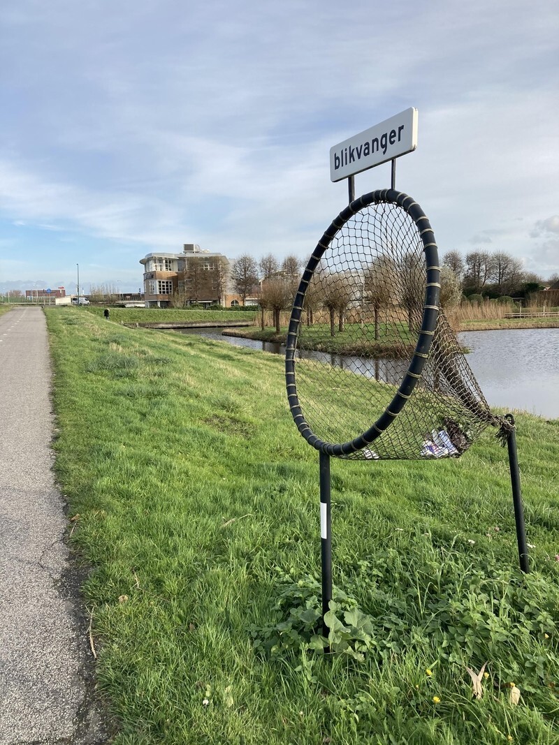 8. В Нидерландах вдоль велосипедных дорожек установлены урны, которые позволяют выбрасывать мусор, не снижая скорости