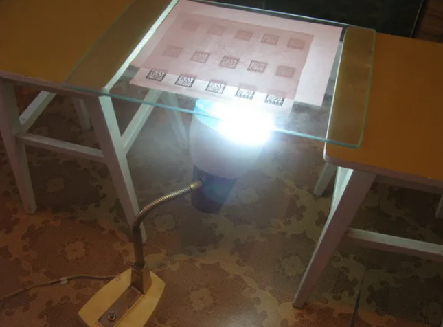 Дралоскоп, стеклофон и советский письменный стол, накрытый стеклом