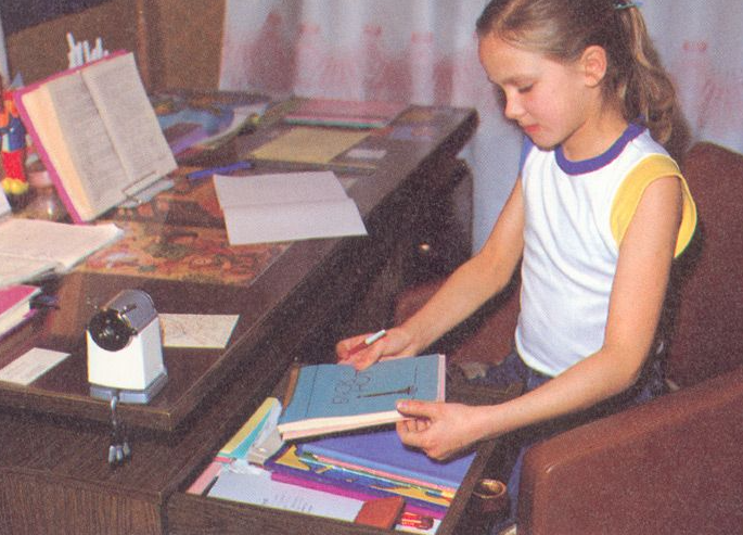 Дралоскоп, стеклофон и советский письменный стол, накрытый стеклом