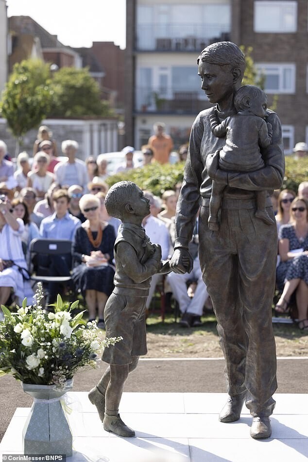 В Великобритании поставили памятник "Пурбекскому Шиндлеру"