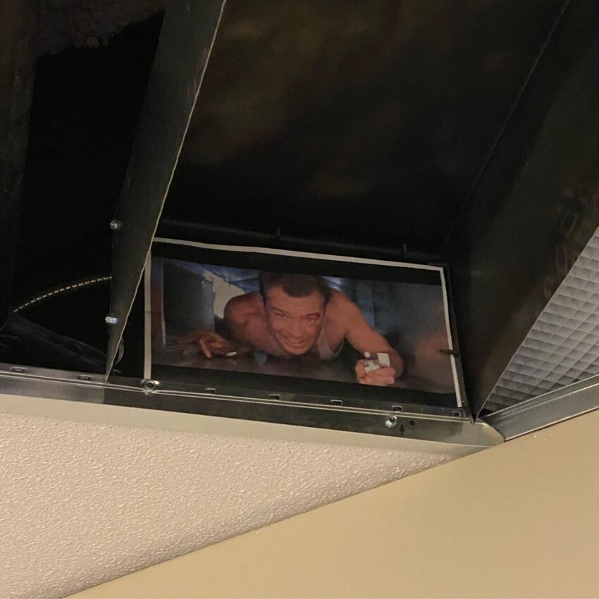 Часть потолочной плитки отсутствует, поэтому в офисе поставили это