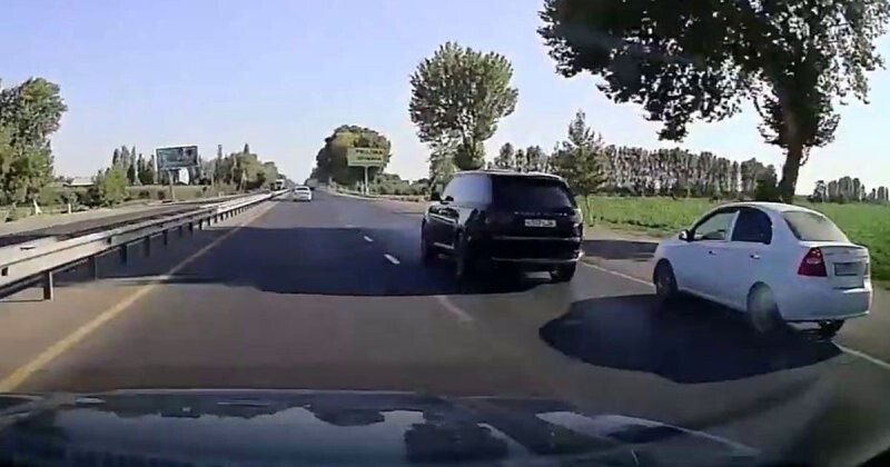 Король дороги: в Узбекистане водитель Range Rover «наказывал» всех на своём пути, кто не уступал ему дорогу