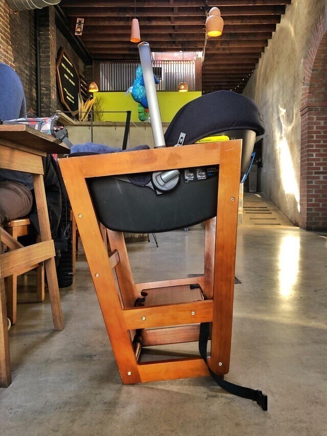 Когда в кафе нет детского кресла
