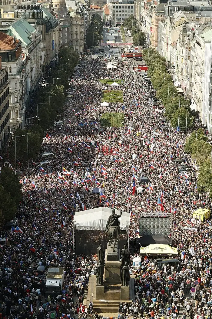 Организаторы митинга в Чехии потребовали отставки правительства до 25 сентября