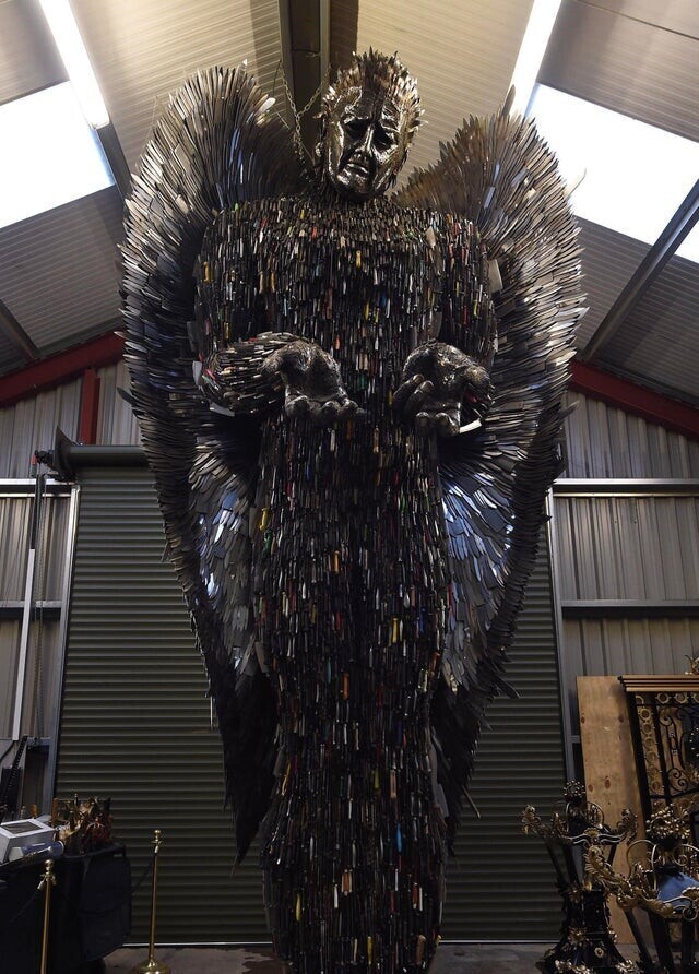 Статуя ангела выполнена из ста тысяч ножей, которые полиция конфисковала у преступников