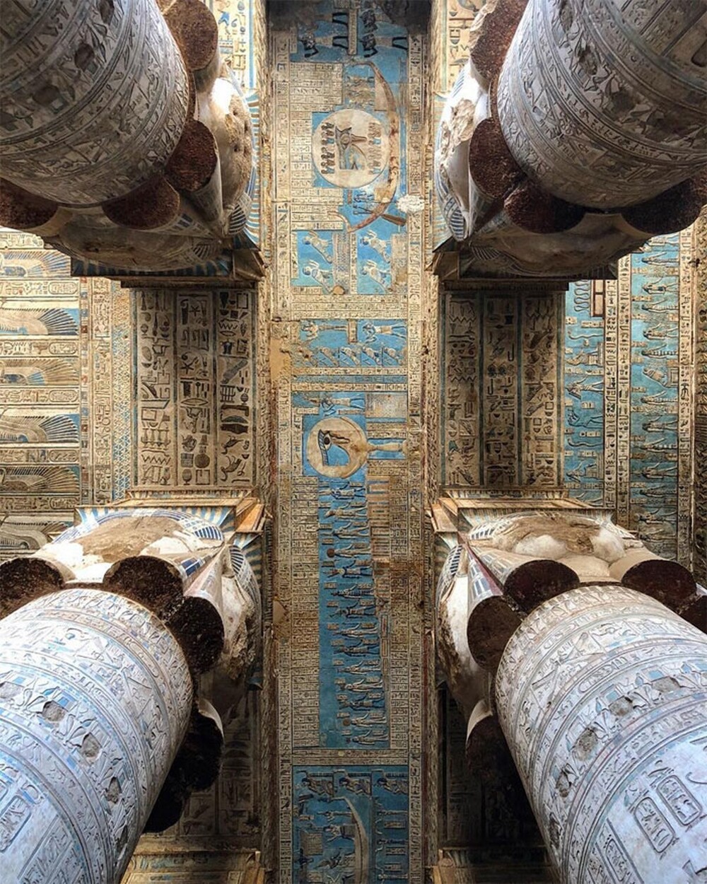 Храму Хатхор 2000 лет, и он стоит до сих пор. Это один из наиболее хорошо сохранившихся храмов Египта