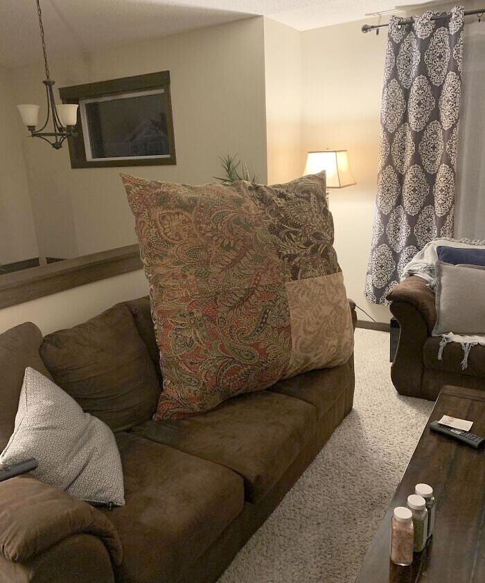 2. " Мама сшила подушку для дивана в гостиной, но немного ошиблась с размером"