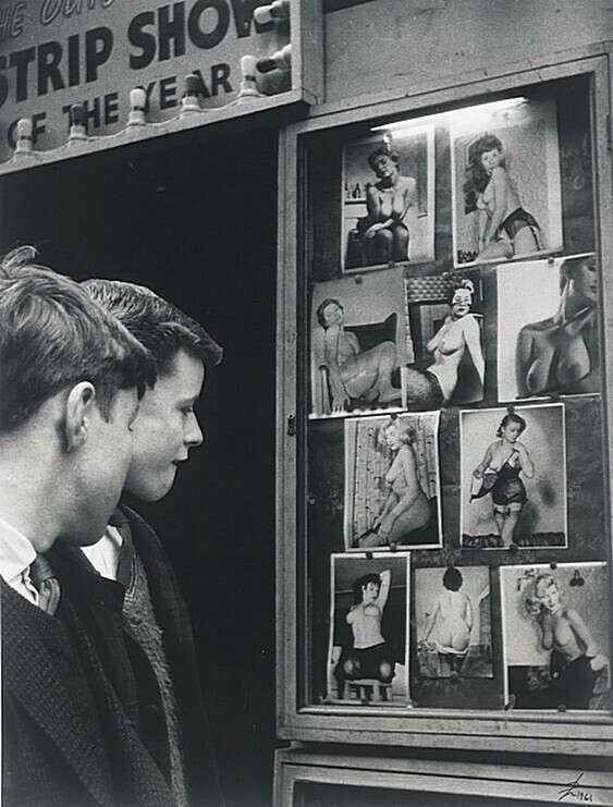 Два подростка возле стриптиз-шоу, Лондон, 1961 год
