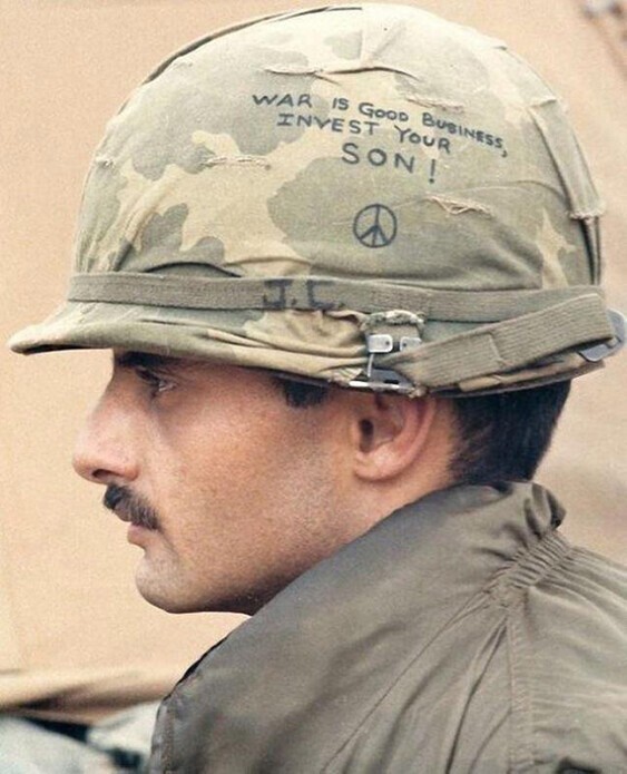 Надпись на шлеме времен войны во Вьетнаме: «Война — это хороший бизнес — инвестируйте в своего сына», 1967 год